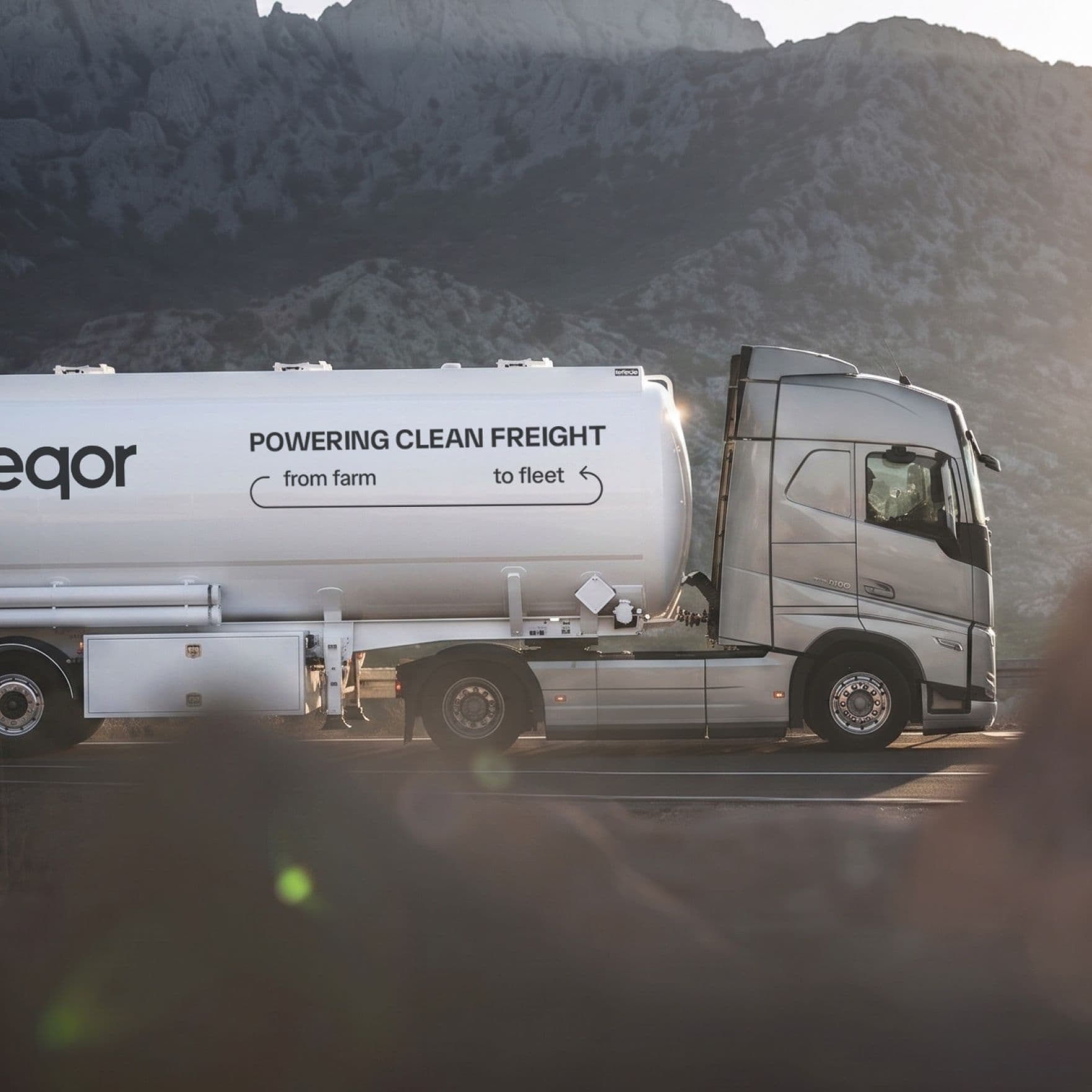 Автоцистерна Eneqor на гірській дорозі з написом Powering clean freight